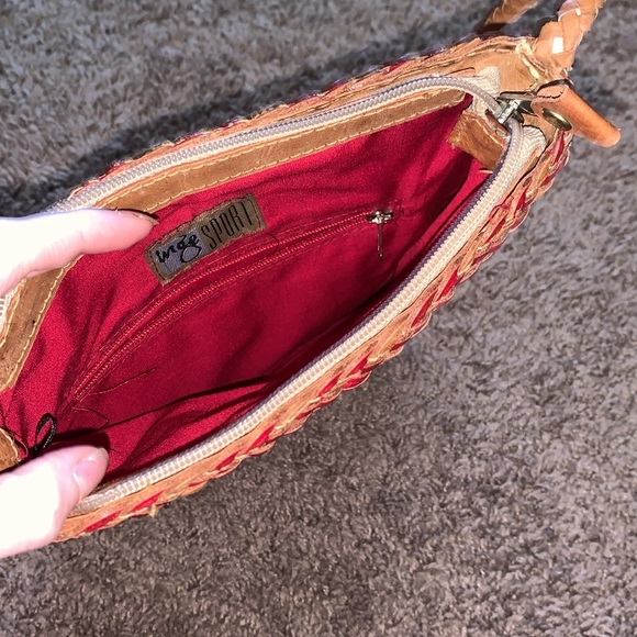 RED WEAVED HAND BAG - Picture 3 of 3